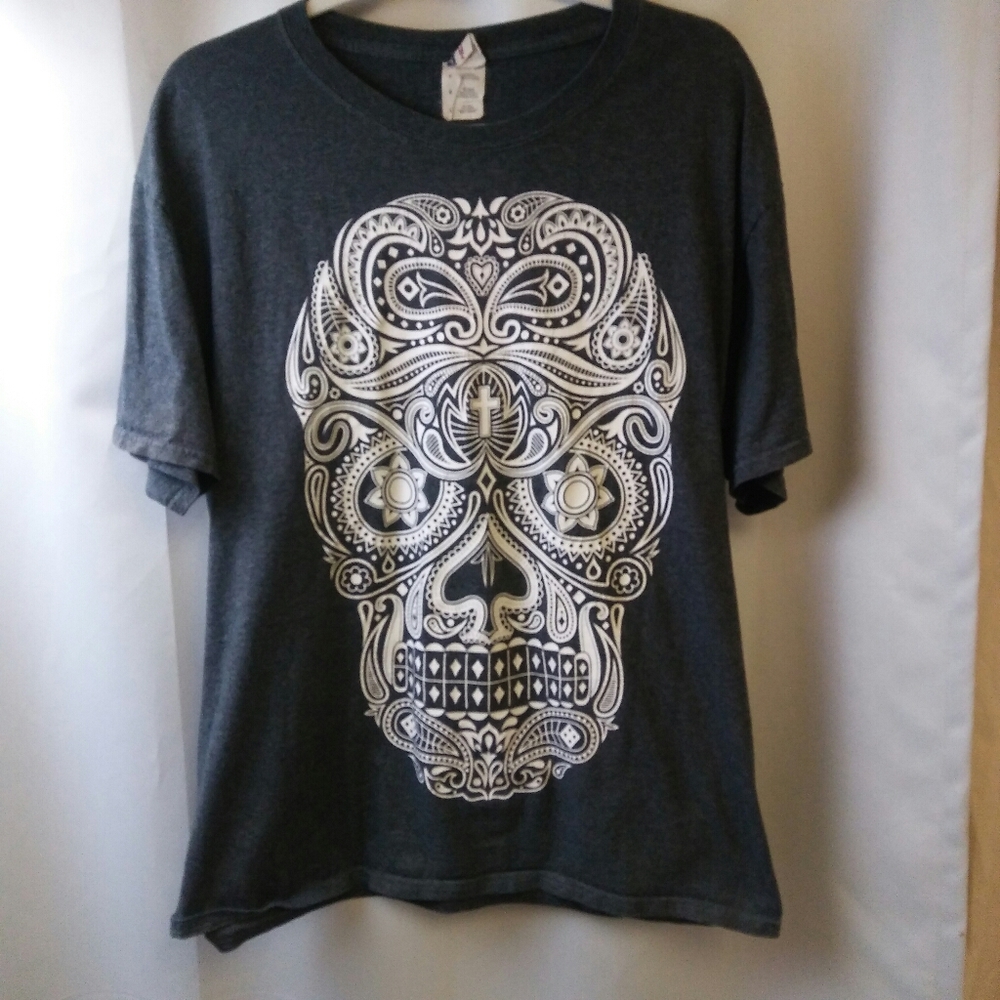 Dia de los Muertos T-shirt with Front Grap…